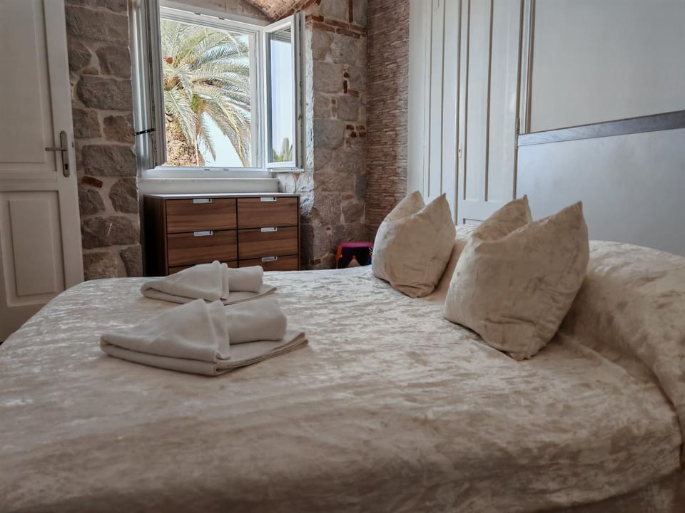 Bed, View (from property/room), Bedroom, City view, Sea view