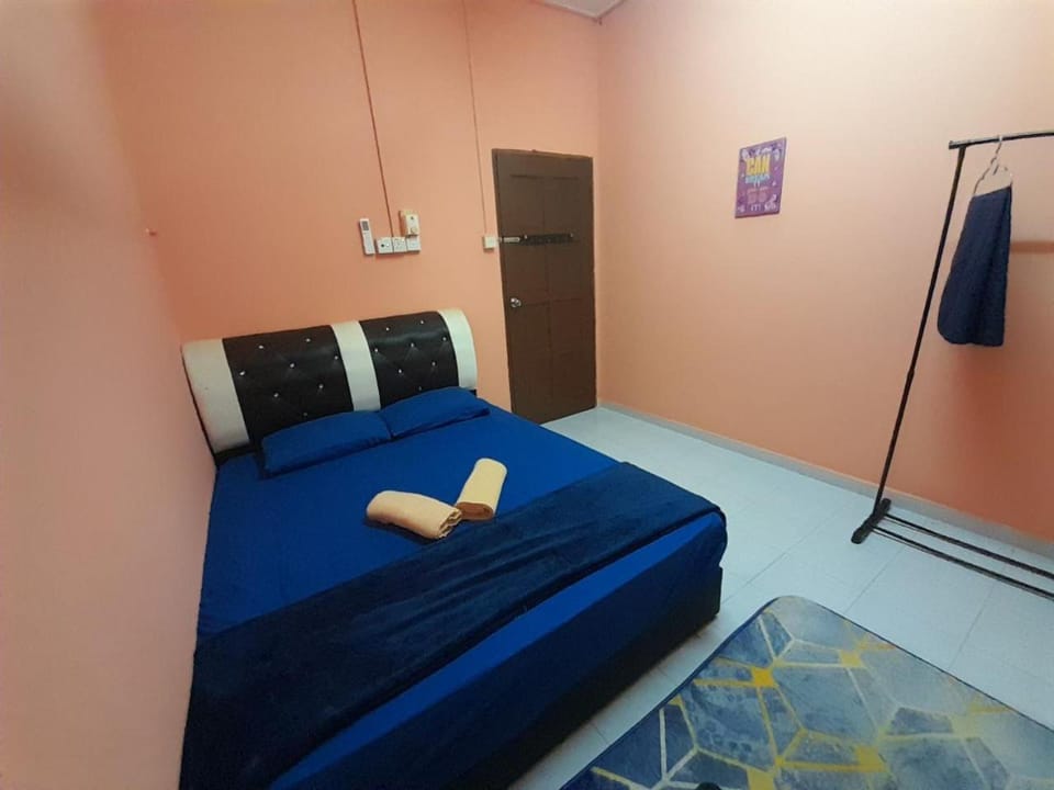Photo of the whole room, Bedroom, towels