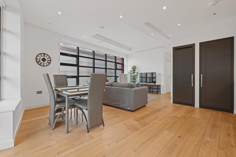 Kitchen or kitchenette, Living room, Seating area, Dining area