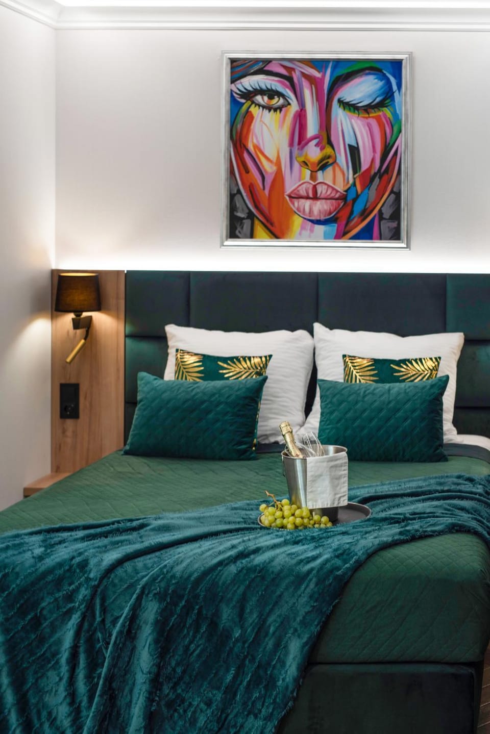 Bed, Living room, Photo of the whole room, Decorative detail, Seating area, Bedroom