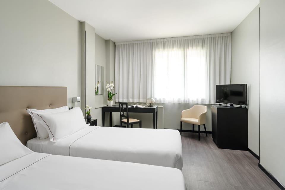 Bed, TV and multimedia, Photo of the whole room, Seating area, Bedroom