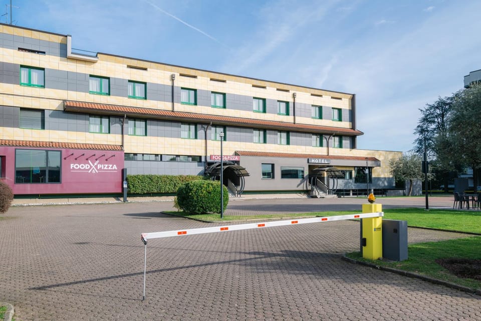 Property building, Facade/entrance, Day, Location