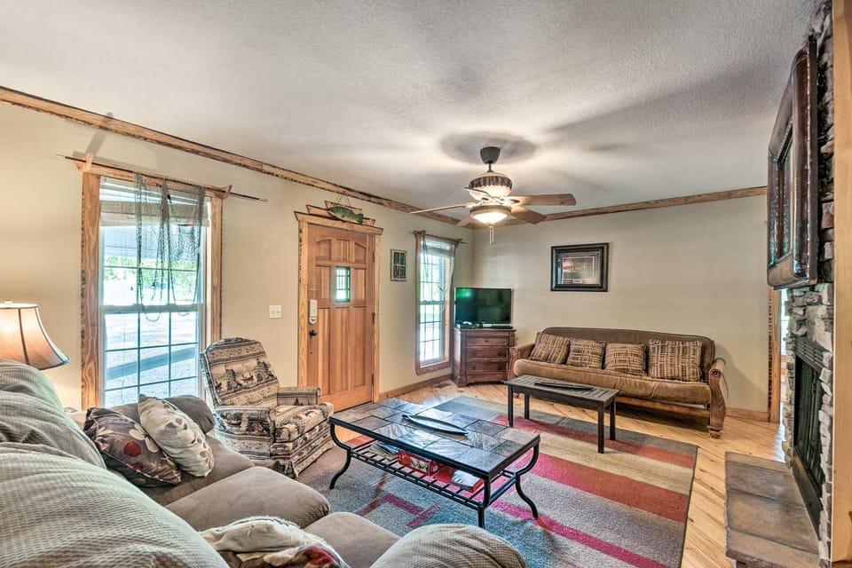 Fisherman's Retreat at Kudzu Cove Cabins Resort Cabin in Guntersville Lake