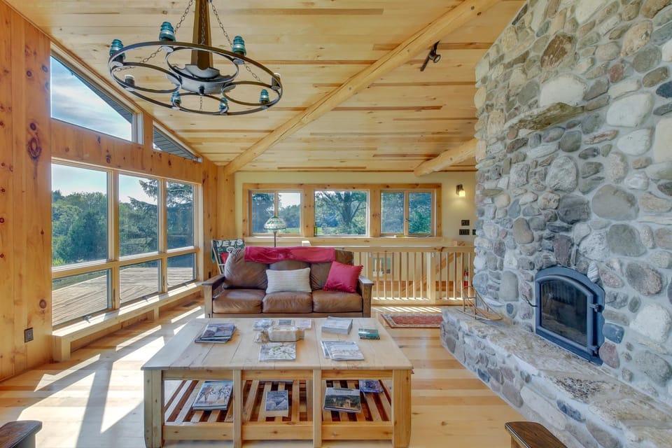Idyllic Sturgeon Bay Cabin w/ Fire Pit + View Cabin in Door County