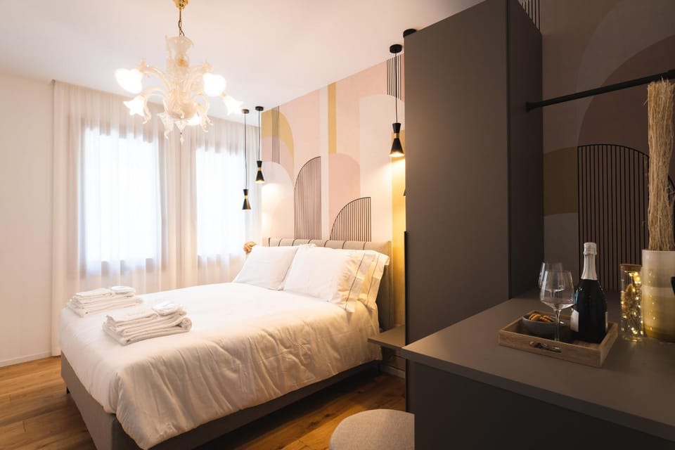 Photo of the whole room, towels, wardrobe