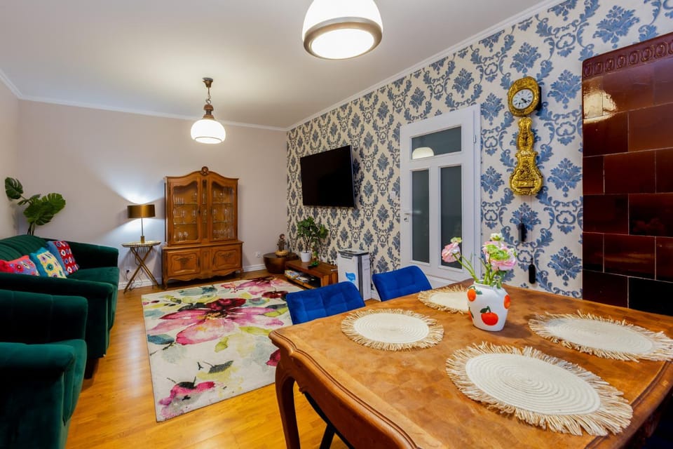 Bed, TV and multimedia, Living room, Dining area