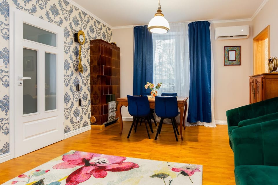 Bed, Living room, locker