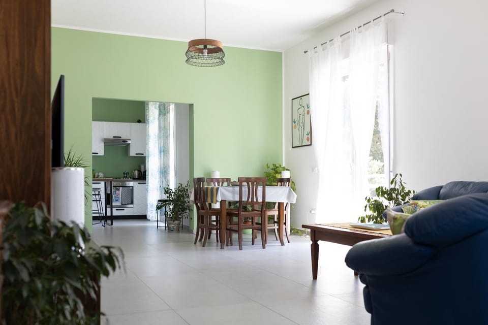 TV and multimedia, Living room, Seating area, Dining area, air conditioner