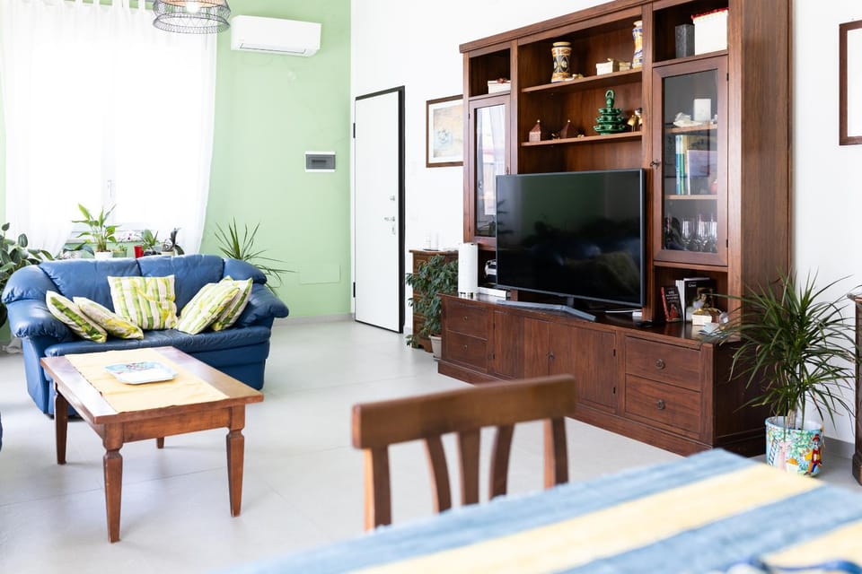 Library, TV and multimedia, Living room, Seating area, air conditioner