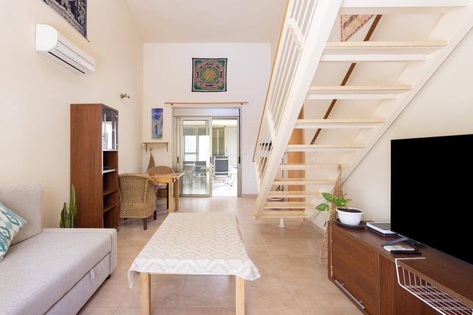 TV and multimedia, Living room, Seating area, Dining area, air conditioner