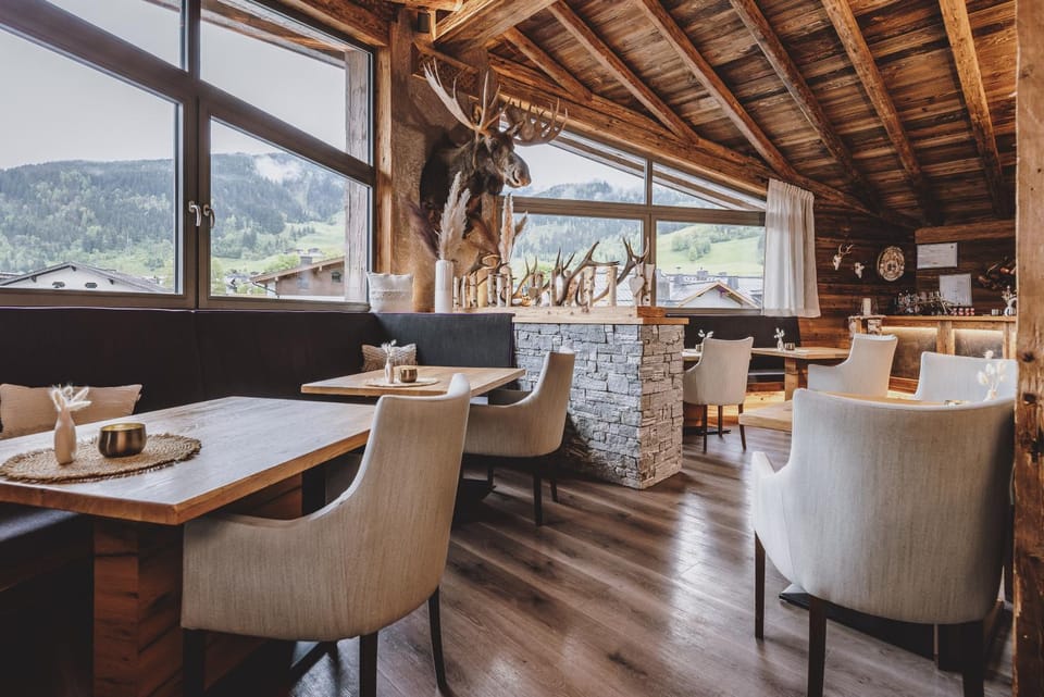 Restaurant/places to eat, Lounge or bar, Dinner