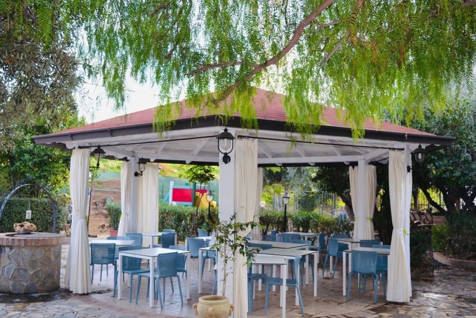 Restaurant/places to eat, Restaurant/places to eat, Garden, Garden, Banquet/Function facilities