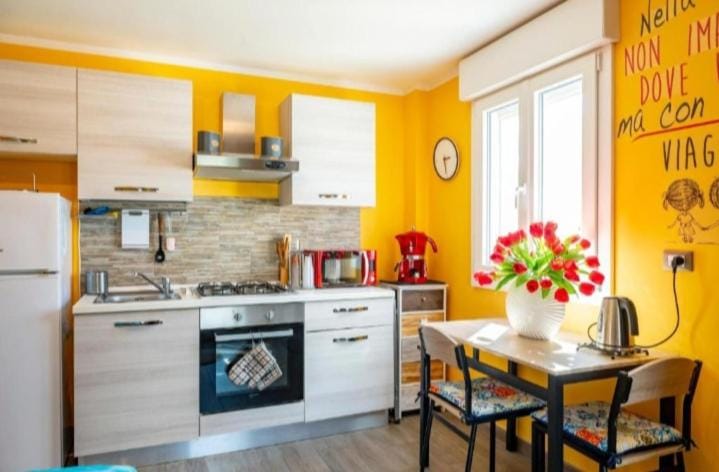 Kitchen or kitchenette, Dining area