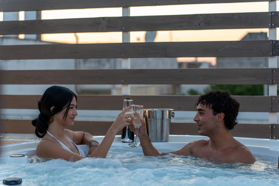 People, Natural landscape, Hot Tub, Guests, Swimming pool, Drinks, Alcoholic drinks, group of guests