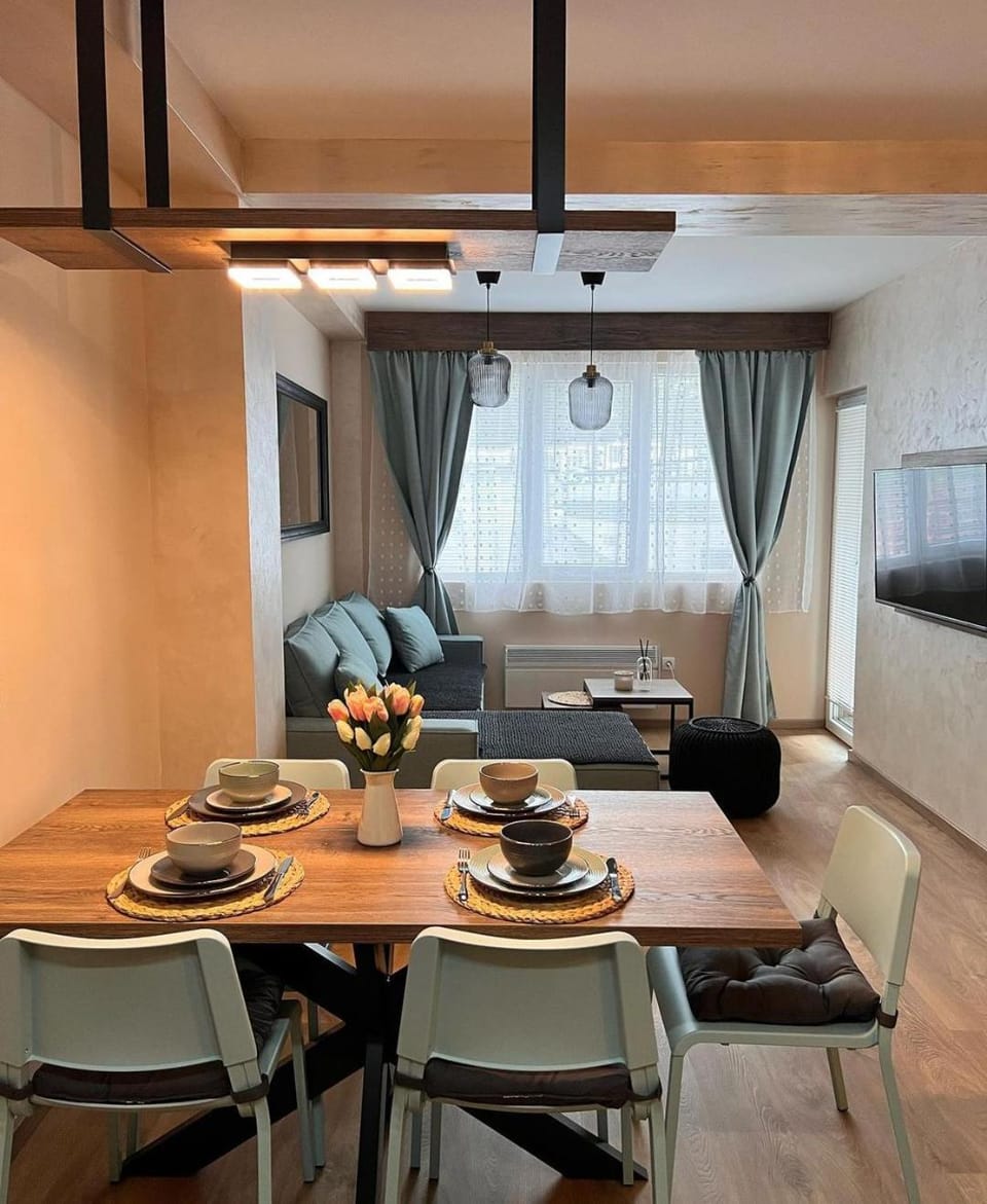 TV and multimedia, Living room, Seating area, Dining area