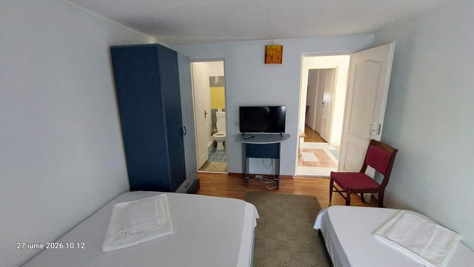 Bed, TV and multimedia, Photo of the whole room