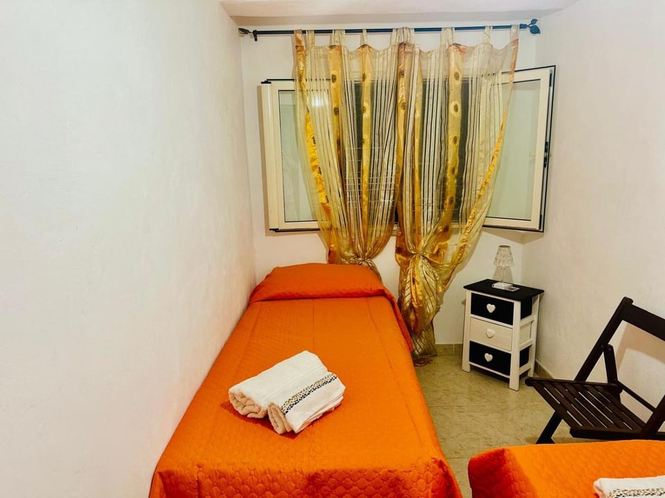 Bed, Living room, Photo of the whole room, Seating area, Bedroom, towels