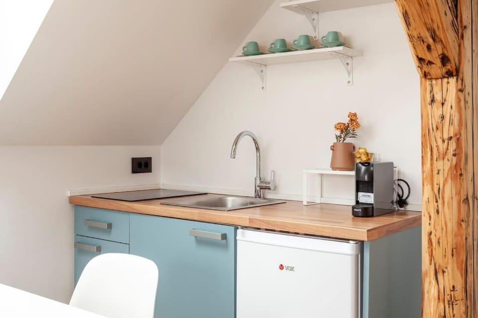 Coffee/tea facilities, Kitchen or kitchenette, stove