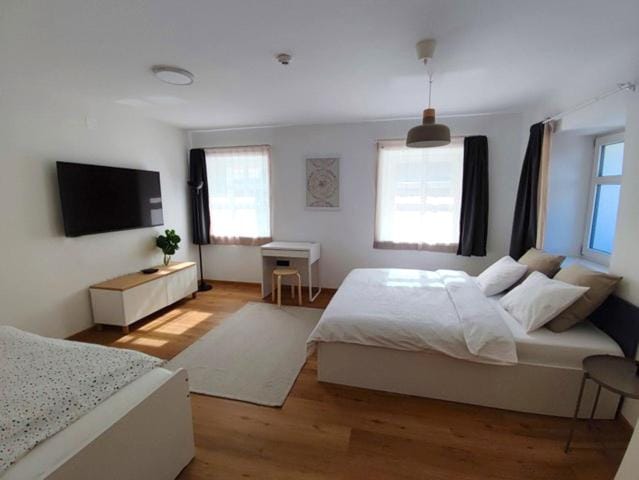 Bed, TV and multimedia, Bedroom