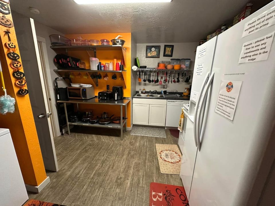 EZ 1 mile to Fort Sill! Pumpkin Cottage sleeps 9, grills, firepit, laundry House in Lawton