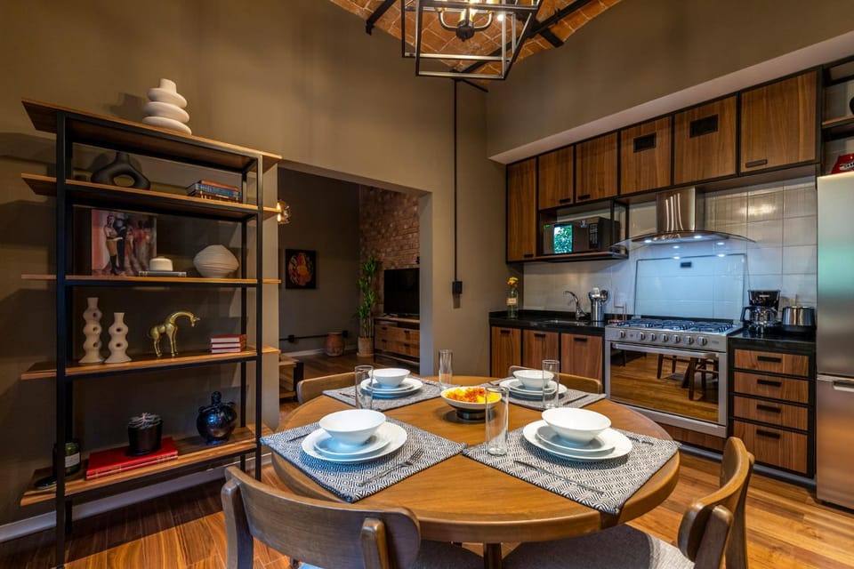 Kitchen or kitchenette, Dining area