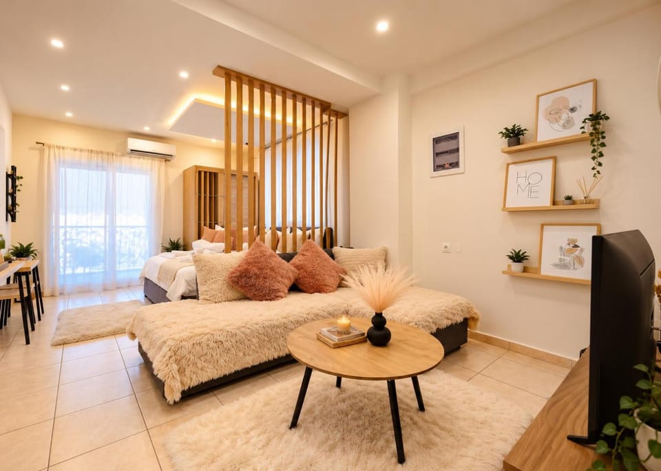 Bed, TV and multimedia, Living room, Photo of the whole room, Seating area, Bedroom, wardrobe