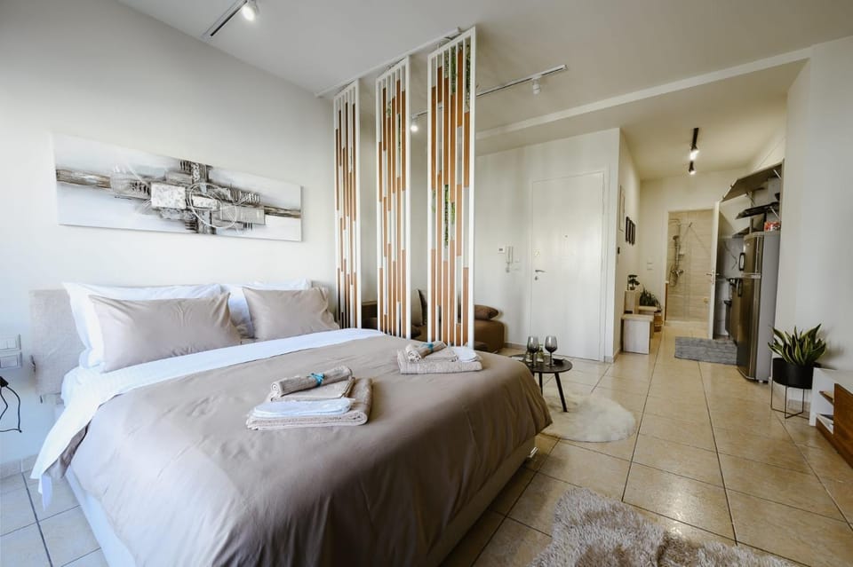 Bed, Living room, Photo of the whole room, Seating area, Bedroom, towels