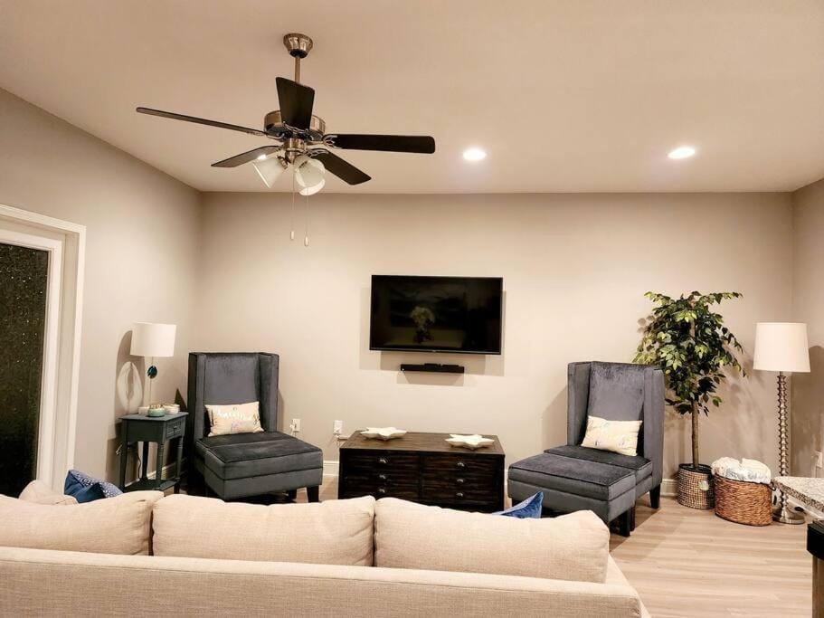 ENTIRE HOME- Gorgeous 3br Townhome Pool, Grill, WD, 2 FREE drive up spaces Sleeps 6 Close to everything PCB! Free WiFi House in Upper Grand Lagoon