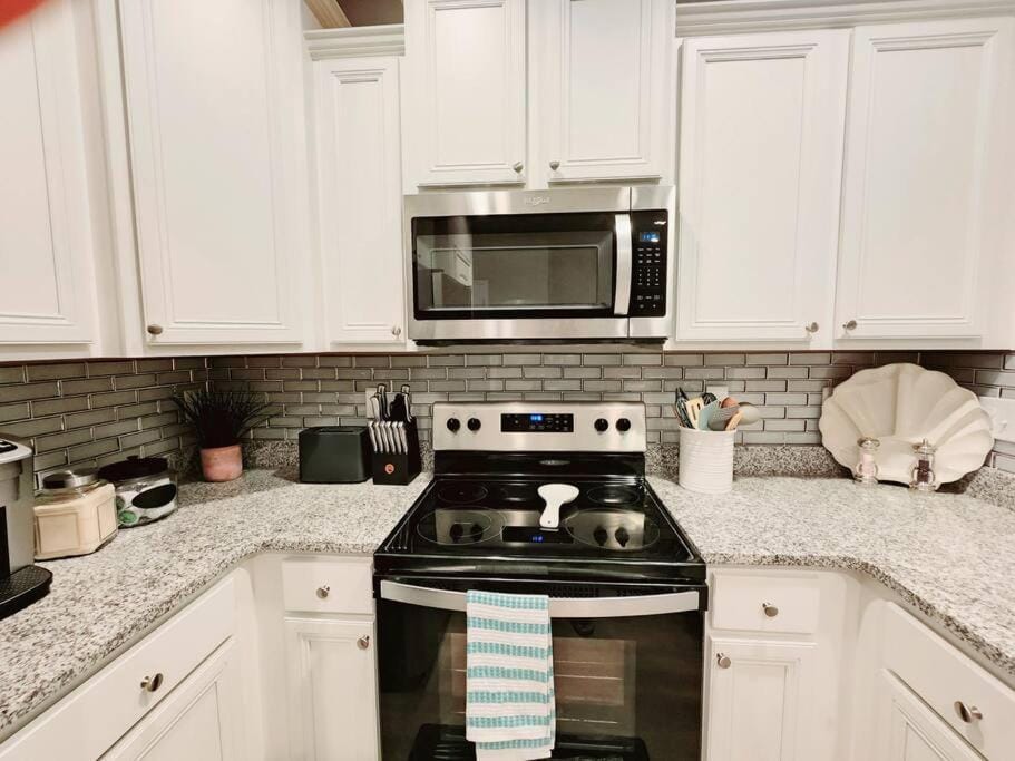 ENTIRE HOME- Gorgeous 3br Townhome Pool, Grill, WD, 2 FREE drive up spaces Sleeps 6 Close to everything PCB! Free WiFi House in Upper Grand Lagoon