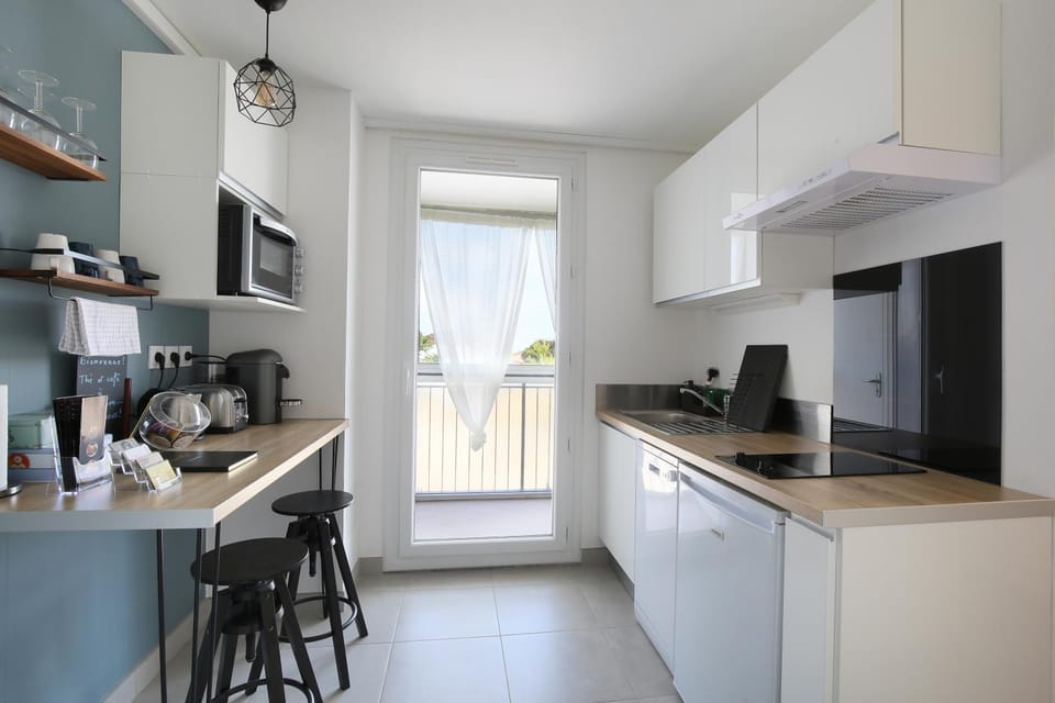 Coffee/tea facilities, Kitchen or kitchenette, Dining area, dishwasher