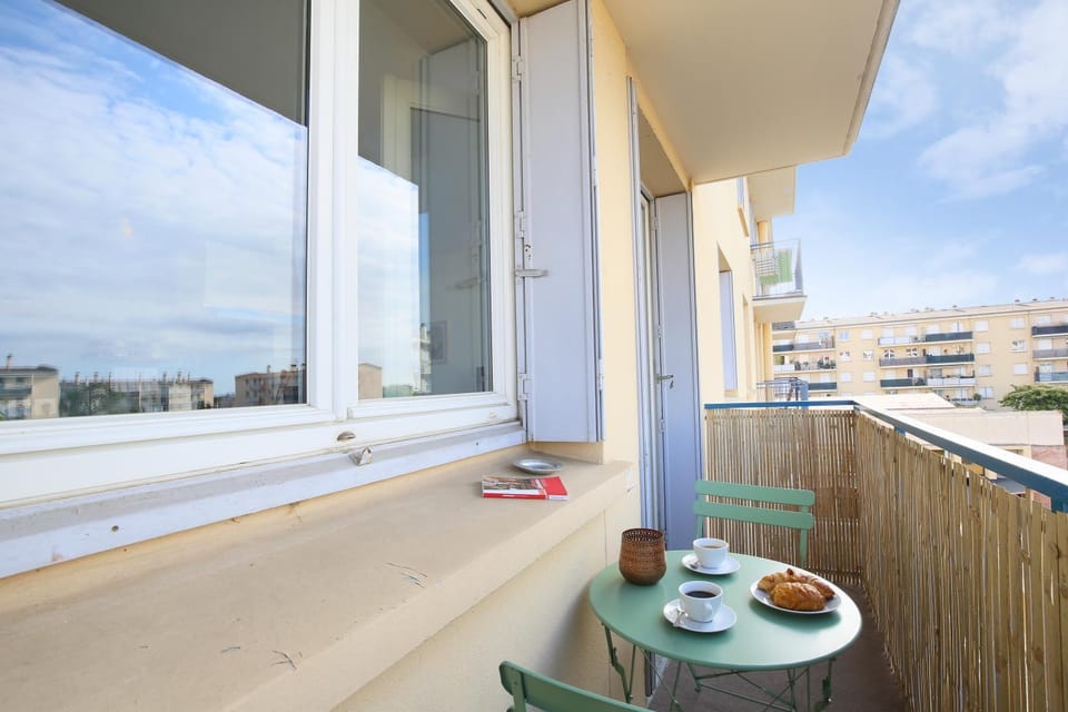 Balcony/Terrace, Street view