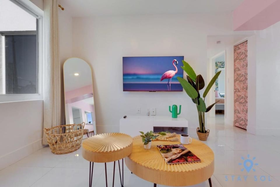 Free Parking, Bay View, Pool, Step To Beach Apartment in Hollywood Beach