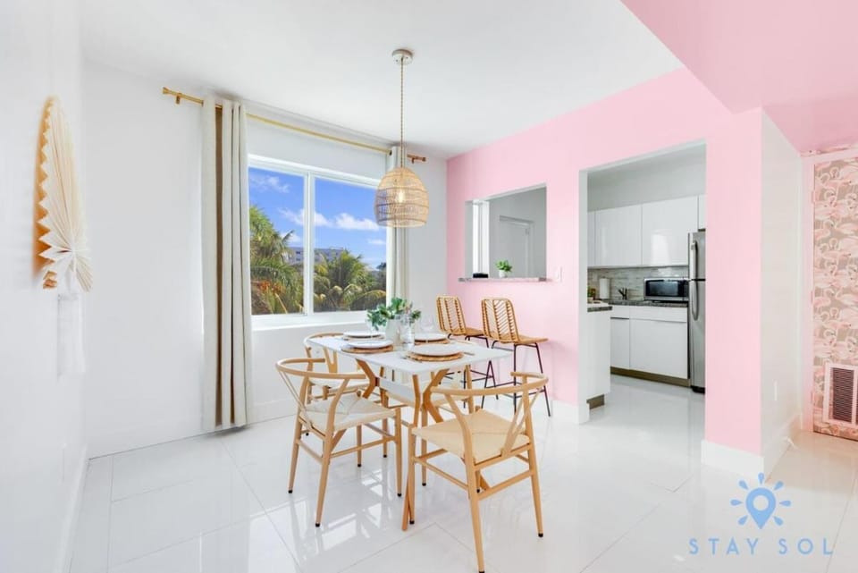 Free Parking, Bay View, Pool, Step To Beach Apartment in Hollywood Beach