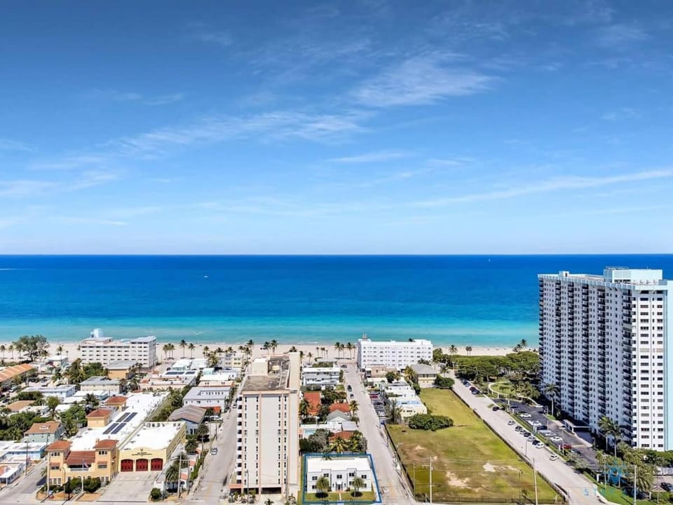 Free Parking, Bay View, Pool, Step To Beach Apartment in Hollywood Beach