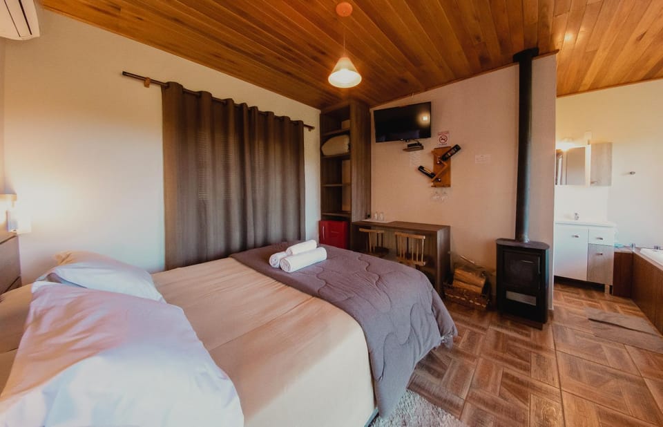 Bed, Hot Tub, TV and multimedia, Decorative detail, Bath, flat iron, wardrobe