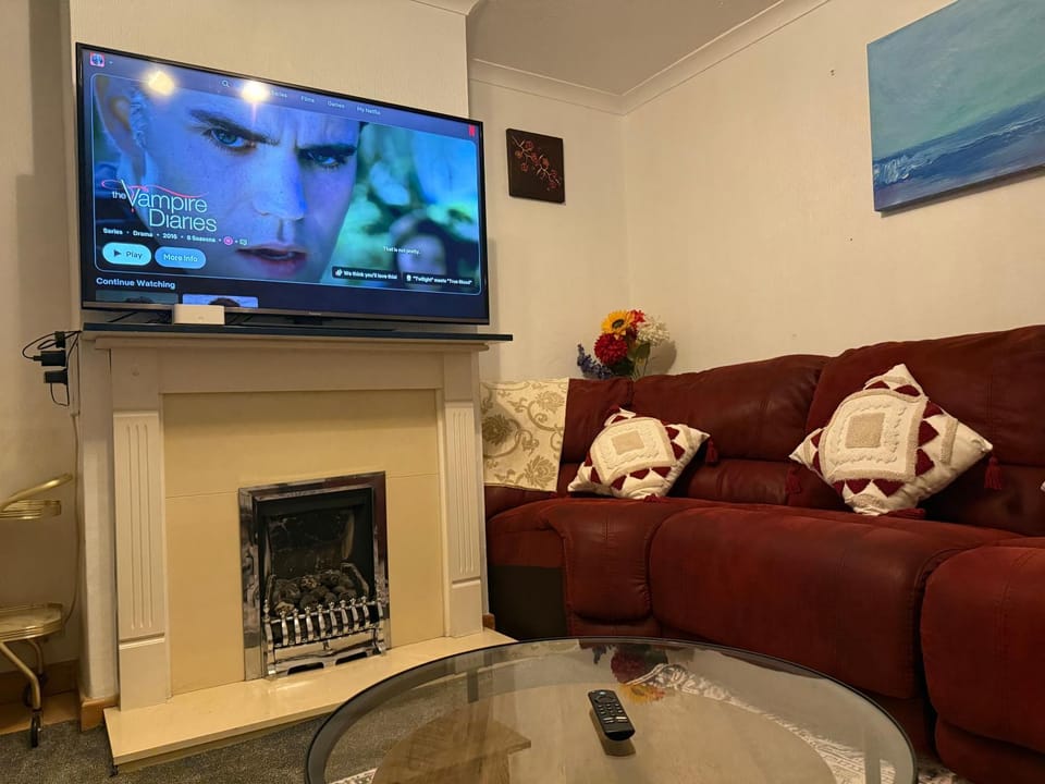 Communal lounge/ TV room, TV and multimedia, Living room, Seating area, Evening entertainment