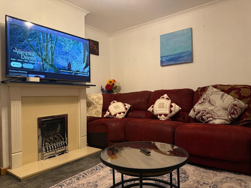 Communal lounge/ TV room, TV and multimedia, Living room, Seating area, Evening entertainment, flat iron