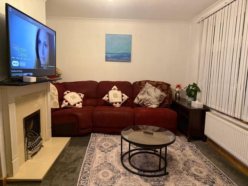 Communal lounge/ TV room, TV and multimedia, Living room, Seating area, Evening entertainment