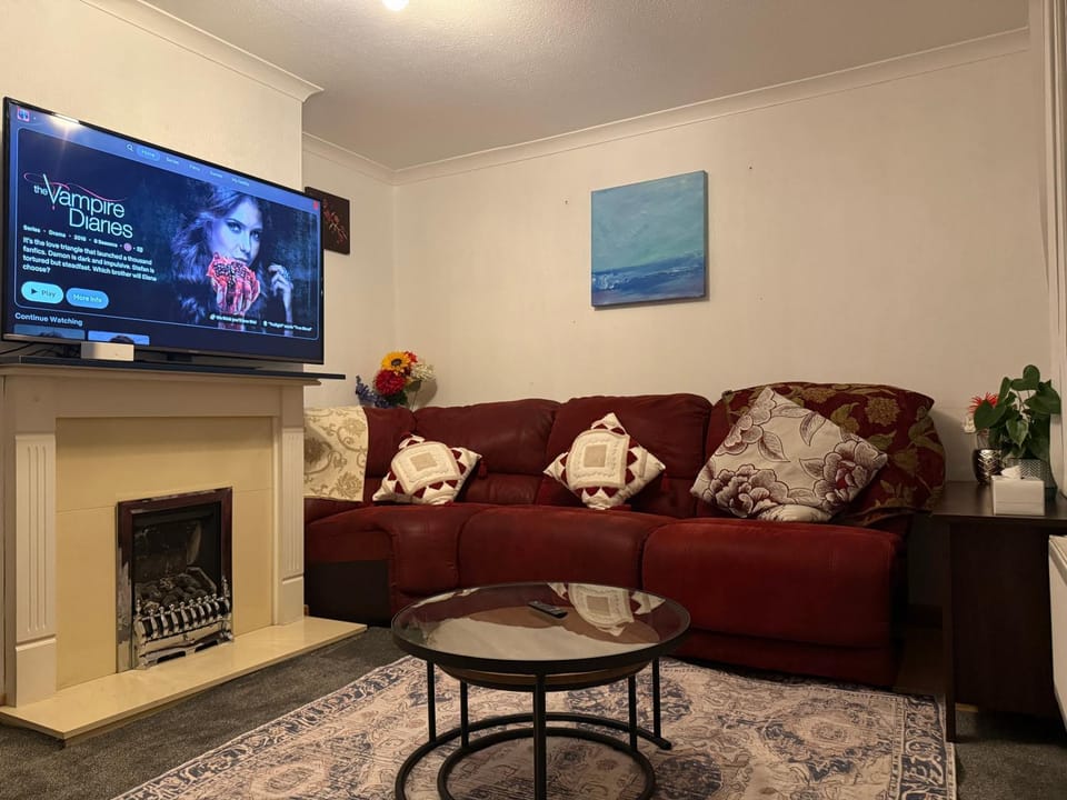 Communal lounge/ TV room, TV and multimedia, Living room, Seating area, Evening entertainment, flat iron