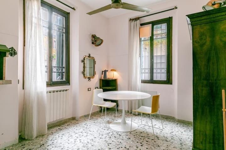 Venetian pink apartment in Dorsoduro Apartment in Lido di Venezia