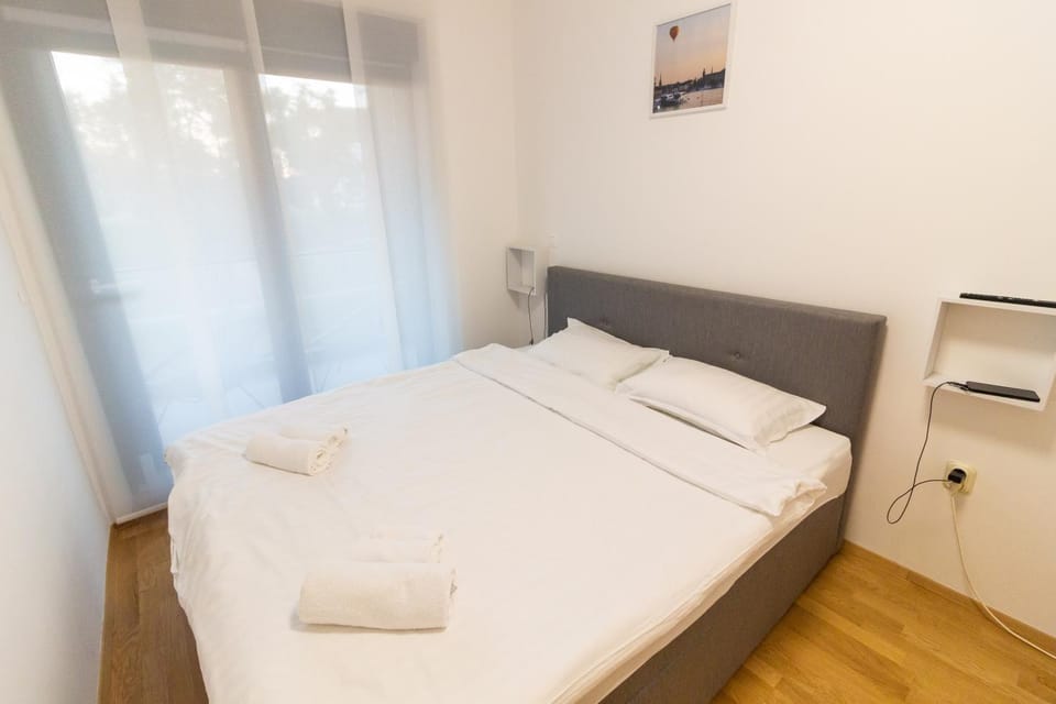Bed, Bedroom, towels