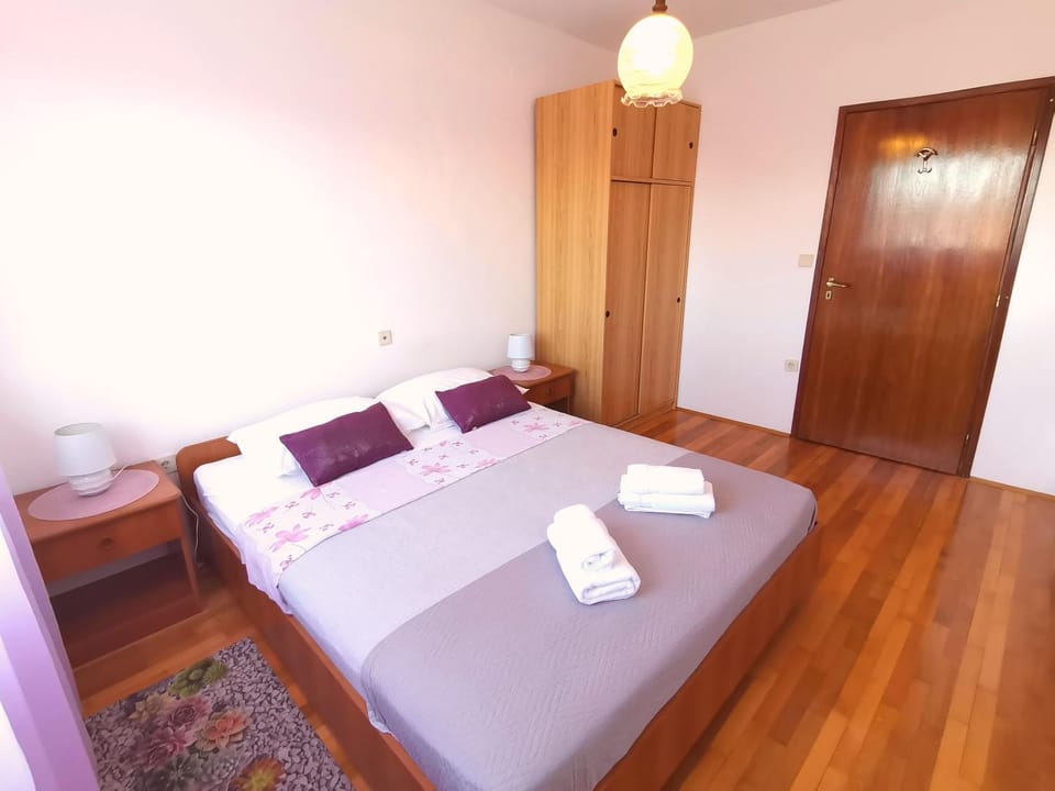 Bed, Photo of the whole room, Bedroom, towels, wardrobe