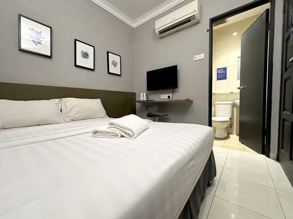 Bed, Bathroom, Bedroom, air conditioner