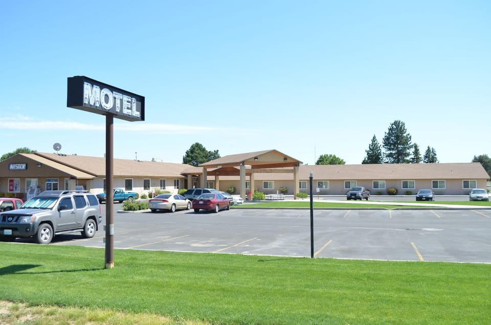 Facade/entrance, Parking