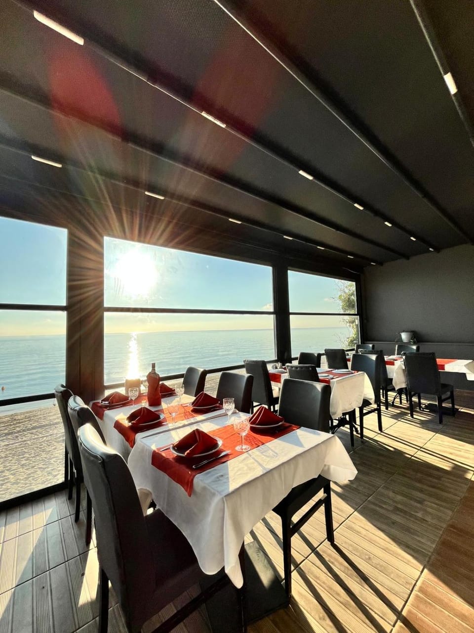 Restaurant/places to eat, View (from property/room), Seating area, Dining area, Sea view
