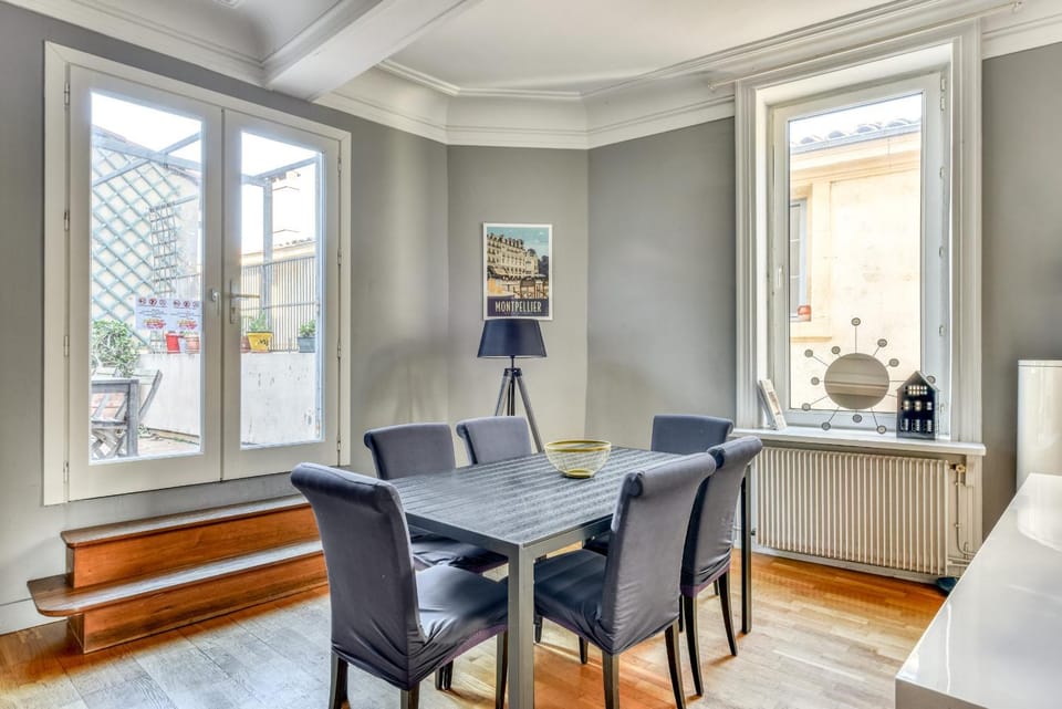 Seating area, Dining area