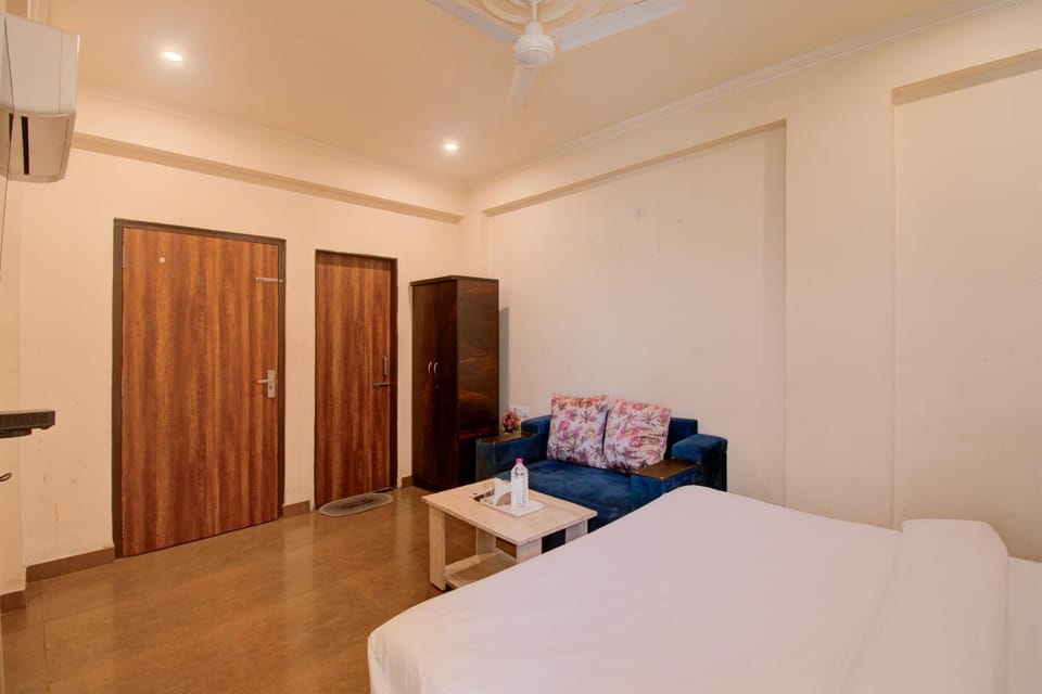 Bed, Photo of the whole room, Seating area, Bedroom, wardrobe