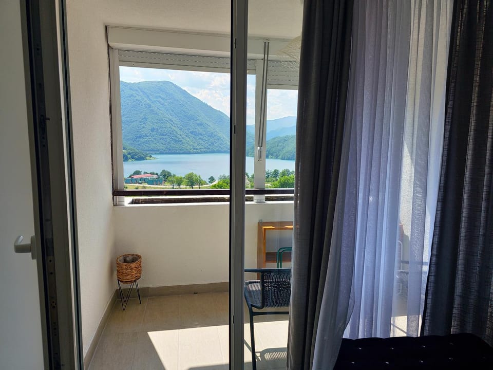 Bright Modern Holiday Home With Postcard Lake View Apartment in Montenegro