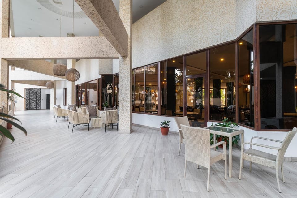 Restaurant/places to eat, Balcony/Terrace, Seating area
