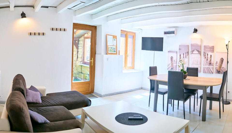 Communal lounge/ TV room, TV and multimedia, Seating area, Dining area